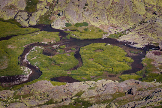 Arroyo de monta&ntilde;a serpenteando entre rocas en la Sierra de Gredos