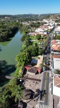 Panorama a&eacute;reo do centro de Guararema, com o Rio Para&iacute;ba do Sul, ponte, &aacute;reas arborizadas, constru&ccedil;&otilde;es e bairros, revelando a integra&ccedil;&atilde;o entre cidade, lazer e natureza.