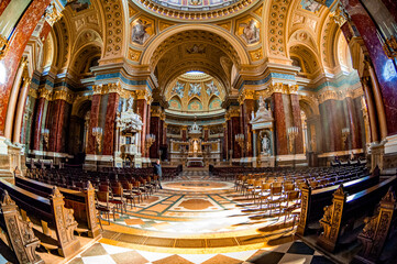 Obraz premium Prachtvoller im Stil der Neorenaissance gestalteter Innenraum der St.-Stephans-Basilika in Budapest, Ungarn in einer Fisheyeaufnahme