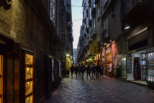 Rue anim&eacute;e du centre historique de Naples &agrave; la tomb&eacute;e de la nuit