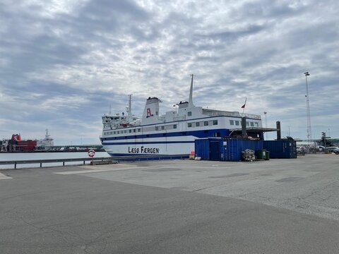 Frederikshavn, Nordjylland, D&auml;nemark - 06 17 2026: Die F&auml;hre Margrete L&aelig;s&oslash; liegt im Hafen von Frederikshavn auf J&uuml;tland in D&auml;nemark. Sie verbindet die Stadt mit Vester&oslash; havn auf der Insel L&aelig;s&oslash;.