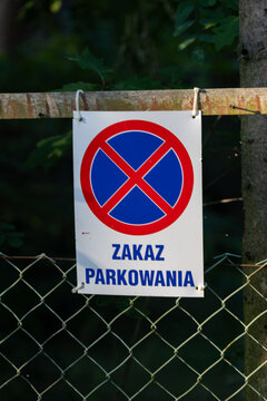 tabliczka z napisem "zakaz parkowania"