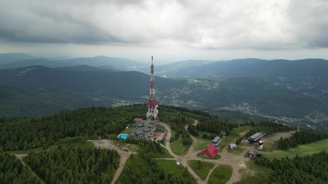 Skrzyczne - Polska
Szczyt najwyższej g&oacute;ry Beskidu Śląskiego Skrzycznego 1257 m n.p.m. nagrana z drona. Piękne ujęcia z powietrza, szczyt, masz telekomunikacyjny, chmury i okoliczne szczyty, kolejka li