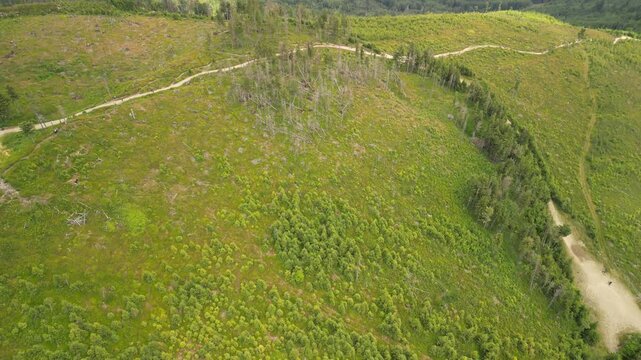 Skrzyczne - Polska
Szczyt najwyższej g&oacute;ry Beskidu Śląskiego Skrzycznego 1257 m n.p.m. nagrana z drona. Piękne ujęcia z powietrza, szczyt, masz telekomunikacyjny, chmury i okoliczne szczyty, kolejka li