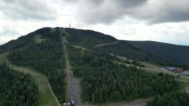 Skrzyczne - Polska
Szczyt najwyższej g&oacute;ry Beskidu Śląskiego Skrzycznego 1257 m n.p.m. nagrana z drona. Piękne ujęcia z powietrza, szczyt, masz telekomunikacyjny, chmury i okoliczne szczyty, kolejka li