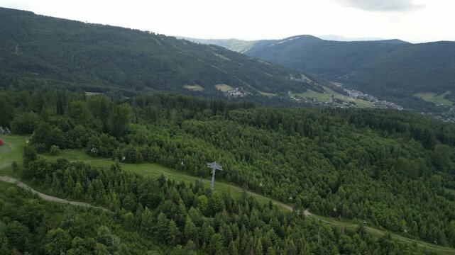 Skrzyczne - Polska
Szczyt najwyższej g&oacute;ry Beskidu Śląskiego Skrzycznego 1257 m n.p.m. nagrana z drona. Piękne ujęcia z powietrza, szczyt, masz telekomunikacyjny, chmury i okoliczne szczyty, kolejka li