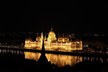 Obraz premium Budapest, hungarian parliament building and reflections at night