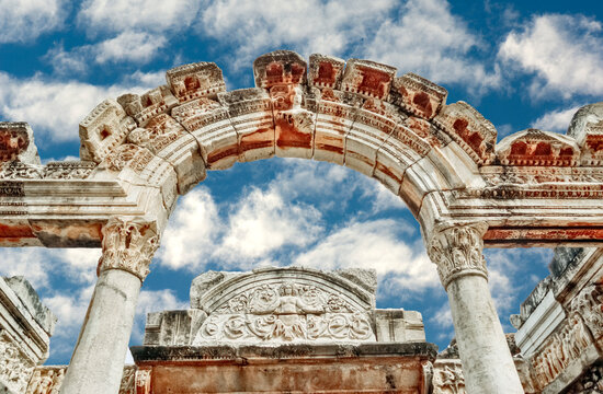 Historisches Farbfoto des markanten syrischen Torbogens des Hadrianstempel in der historischen, r&ouml;mischen Stadt Ephesus, T&uuml;rkei in Unteransicht bei sch&ouml;nem Wetter,03.Mai 2003