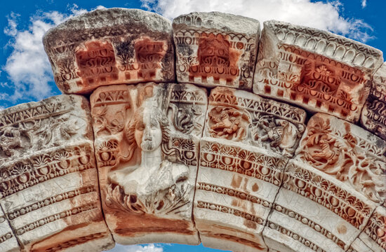 Historisches Farbfoto des syrischen Bogens des Hadrianstempel in Ephesus, T&uuml;rkei 03.Mai 2003