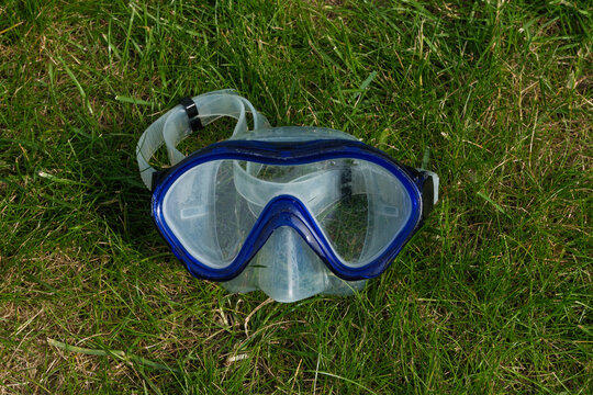 Diving mask placed on grassy field