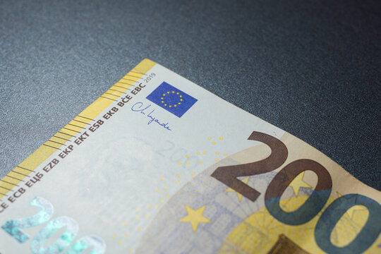 detail - 200 euros - money