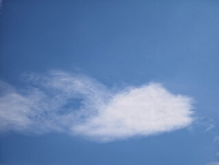 Obraz premium Wispy Cloud with Rich Texture and Blue Sky Gradient
