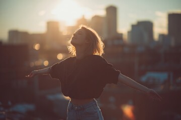 Obraz premium Freedom in urban sunset silhouette