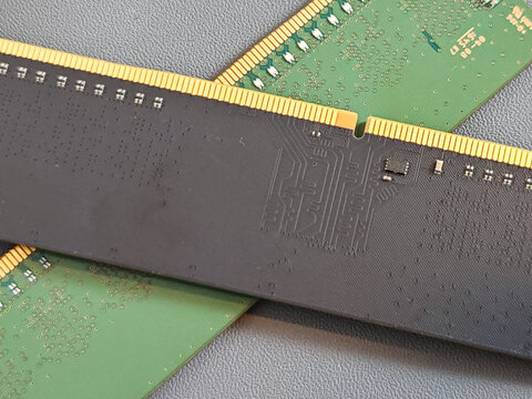 RAM memory module showing electronic circuits, semiconductor components and gold contacts, representing computer hardware, technology, upgrades and digital electronics.