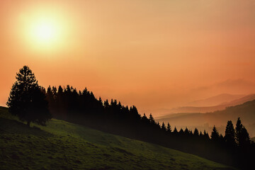 Pieniny w promieniach zachodzącego słońca. © Janusz Lipiński