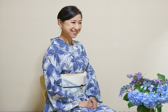浴衣を着たシニア女性　白い帯