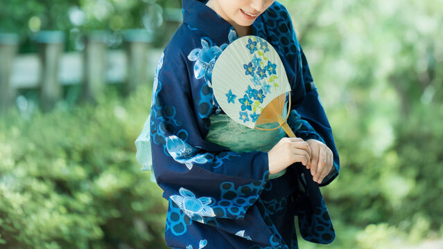 うちわを持つ浴衣姿の女性, Woman Wearing a Yukata Holding a Japanese Fan