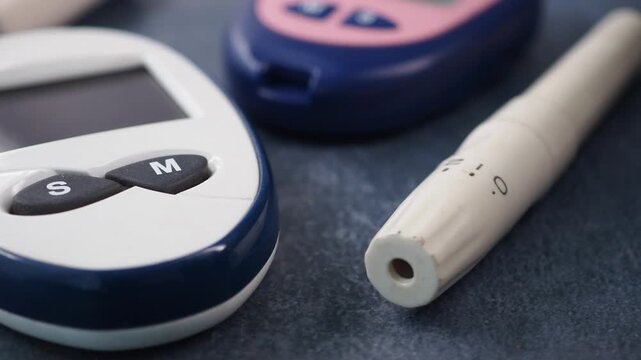 Monitoring blood sugar levels with a glucometer and pen