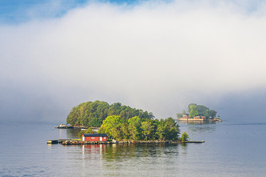 Insel mit Nebel im Sch&auml;rengarten vor Stockholm, Schweden