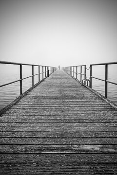Die Seebr&uuml;cke von Dranske im Nebel auf der Insel R&uuml;gen