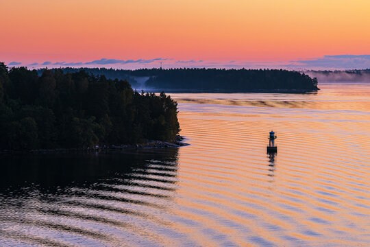 Inseln im Sch&auml;rengarten mit Nebel und Sonnenaufgang vor Stockholm, Schweden