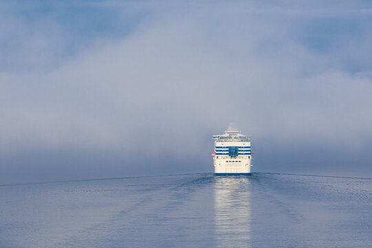 F&auml;hrschiff mit Nebel im Sch&auml;rengarten vor Stockholm, Schweden