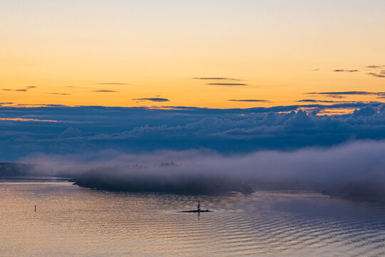 Inseln im Sch&auml;rengarten mit Nebel und Sonnenaufgang vor Stockholm, Schweden