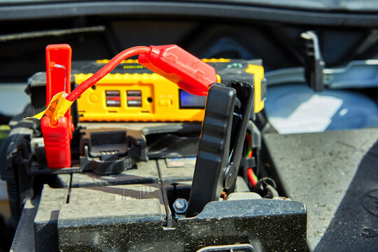 Selective focus of charging a car with electricity through cables from a compact battery