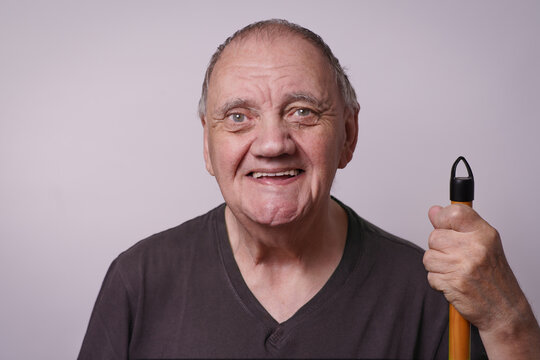 portrait homme &acirc;g&eacute; avec balai pour m&eacute;nage