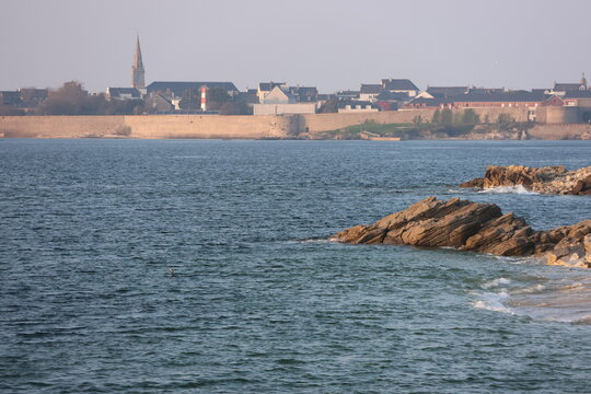 Vue sur Port-Louis et ses fortifications &agrave; partir de G&acirc;vres, pays de Lorient (Bretagne, Morbihan, France)