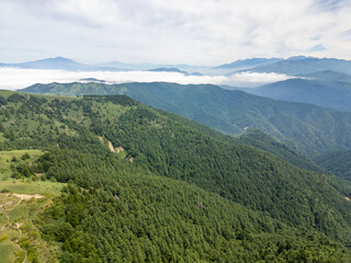 富士見台高原の神坂山上空より北側の木曽川上流域とその先の雲海の上の御嶽山の眺望 © WATA3