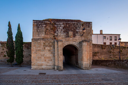 Puerta del Conde gate in the city walls surrounding Ciudad Rodrigo, Salamanca, Spain