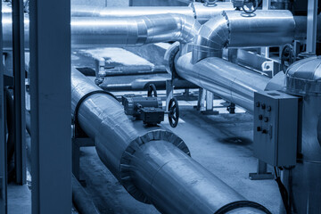 Naklejka premium Industrial Piping System in Blue Hue: A Study in Complexity and Functionality