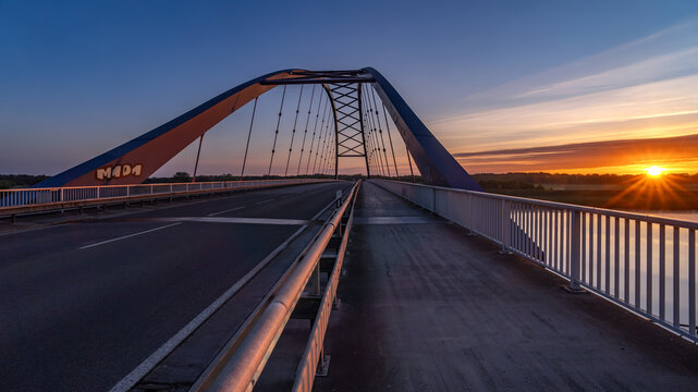 Sonnenaufgang &uuml;ber der D&ouml;mitzer Elbbr&uuml;cke