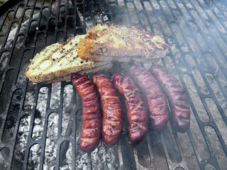 Majówka przy grilu, relaks spotkania przyjaciół