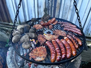 Majówka przy grilu, relaks spotkania przyjaciół © Maciej G. Szling