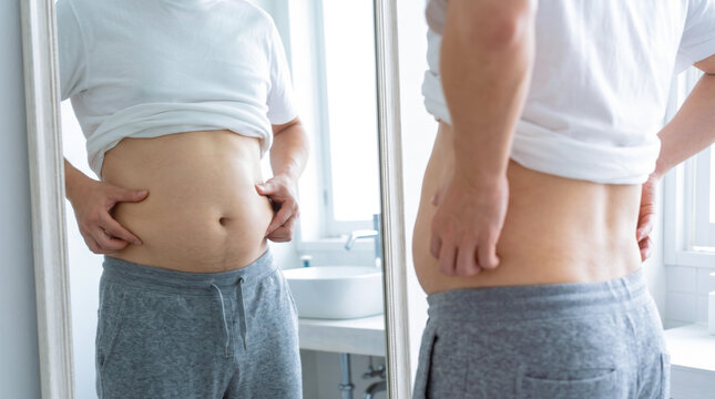 お腹の脂肪を気にするメタボ体型の男性 健康診断やダイエットのイメージ