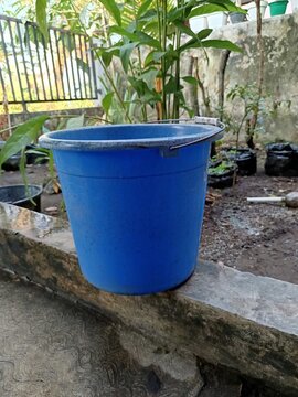 Ember berwarna biru muda terbuat dari plastik 