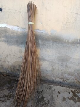 Sapu lidi yang digunakan untuk menyapu halaman atau kebun 