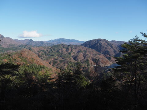 A natural autumn landscape photographed in late November at Shosenkyo Gorge in Kofu City, Yamanashi Prefecture, Japan.
