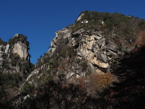 A natural autumn landscape photographed in late November at Shosenkyo Gorge in Kofu City, Yamanashi Prefecture, Japan.