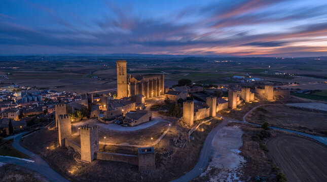 vista a&eacute;rea del hermoso cerco de Artajona al atardecer en la comunidad foral de Navarra, Espa&ntilde;a	