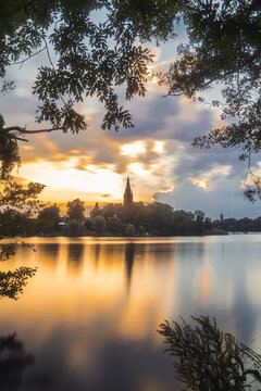 St.-Marien-Kirche bei Sonnenuntergang im Ferienort R&ouml;bel an der M&uuml;ritz