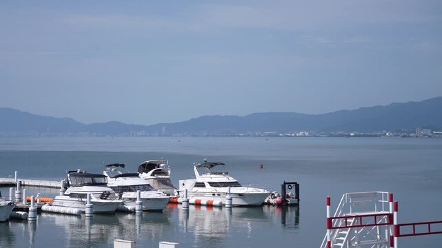 真夏の琵琶湖の湖面