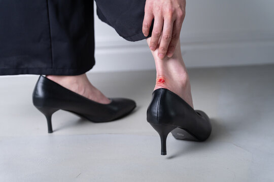 パンプスで靴擦れする女性・特殊メイク