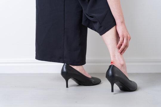 パンプスで靴擦れする女性・特殊メイク