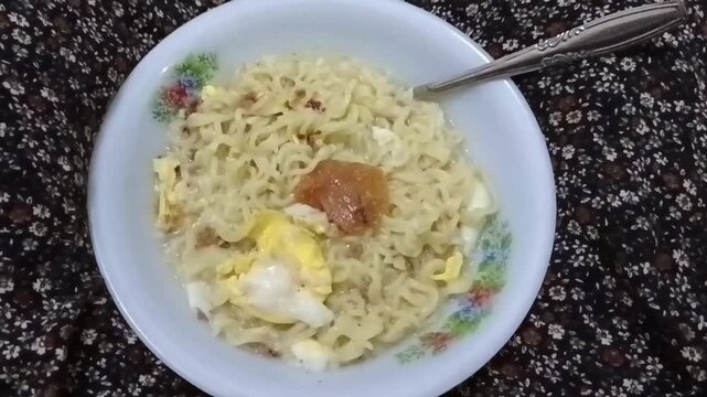 Semangkok mie kuah dengan telur 