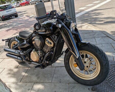 Vista lateral de moto estilo custom con un dise&ntilde;o bobber Benda Napole&oacute;n BOB 500 estacionada en Madrid, Espa&ntilde;a, 17 de mayo de 2026