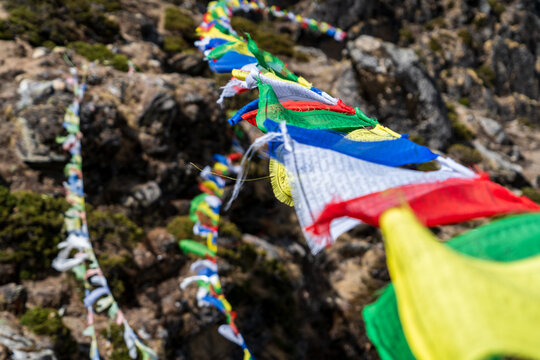 Banderas de colores con rezos budistas colgadas en la monta&ntilde;a y flameando al viento. En la regi&oacute;n del Everest, en Nepal.	