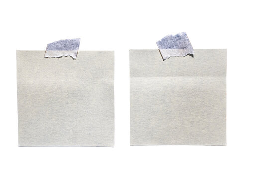 Par de notas de papel en blanco con cinta adhesiva aisladas sobre fondo transparente para mensajes y dise&ntilde;o